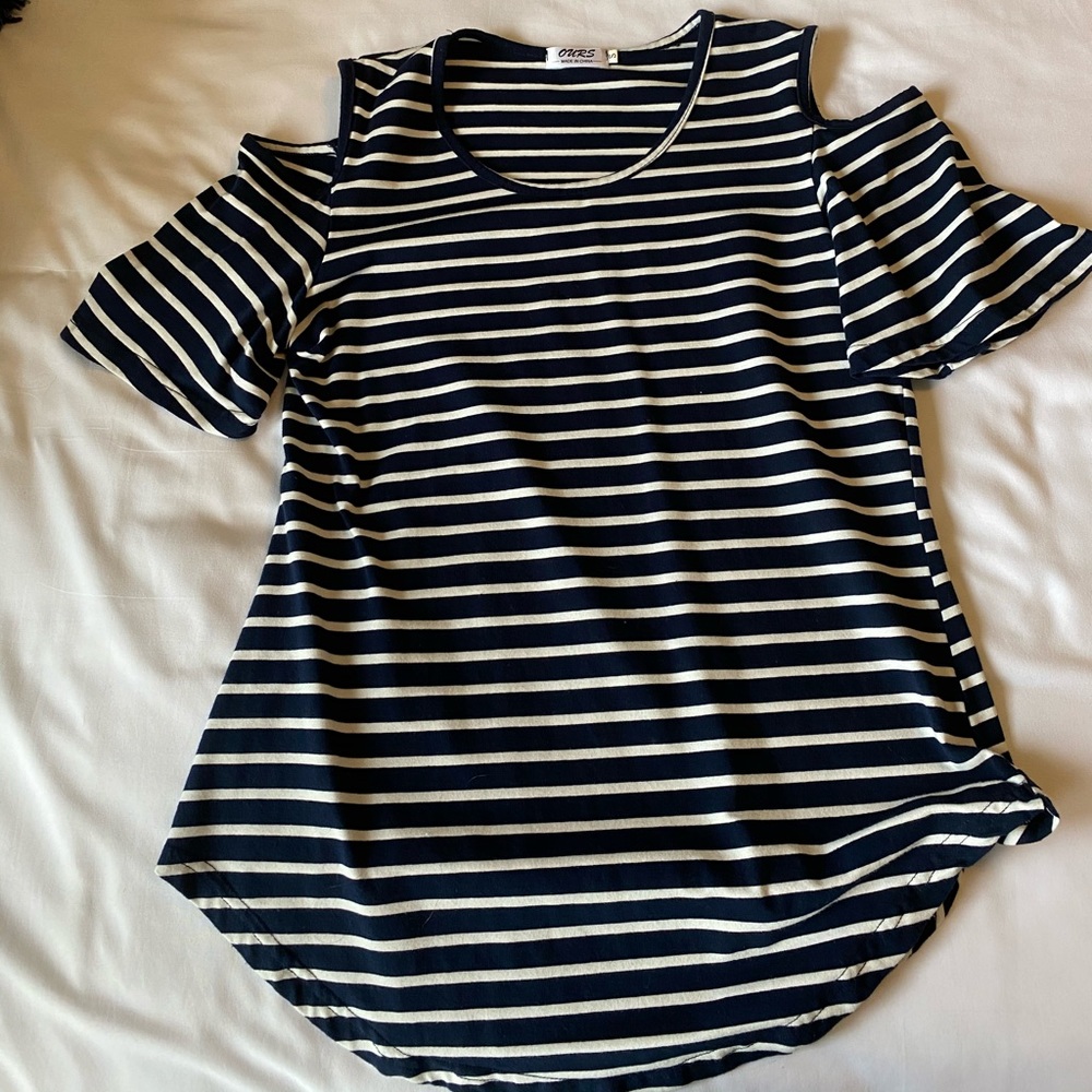 Shoulder cut out top